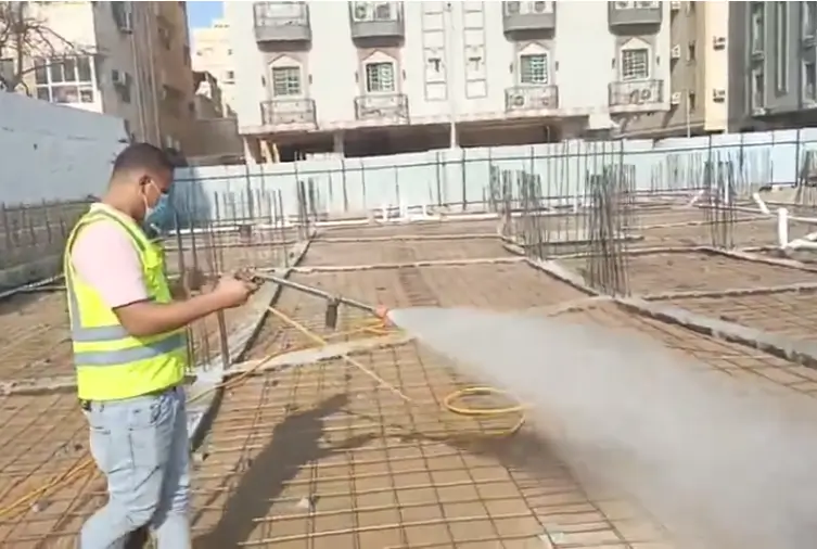 شركة-مكافحة-العتة-بجدة فني شركة مكافحة العتة بجدة أثناء رش البطحاء