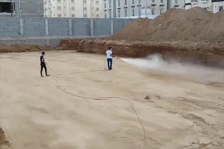 شركة مكافحة العتة بجدة بالضمان 2 عمال شركة مكافحة العته بجدة أثناء رش البطحاء قبل البناء