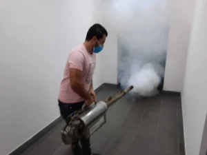 عامل يقوم برش المبيدات للتخلص من الحشرات بجدة