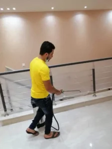 فني رش الحشرات يرش المبيدات للقضاء على العتة