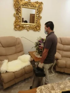 عامل من شركة دله جدة اثناء مكافحة الحشرات بجدة