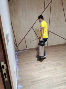 أحد متخصصي دله جده أثناء رش الحشرات