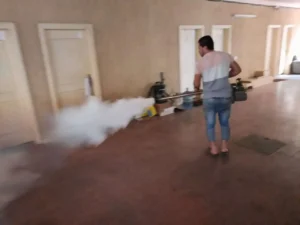 أحد عمال دله جدة أثناء مكافحة حشرات بجدة