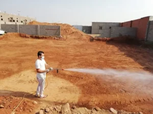 رش البطحاء للقضاء على النمل الأبيض قبل البناء